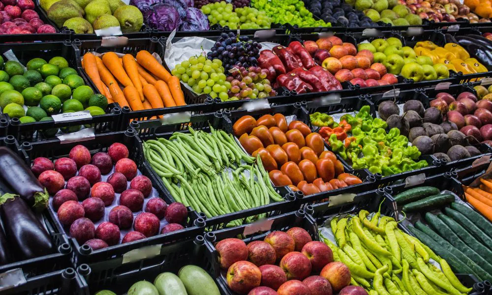 Frutas y verduras en supermercado. Foto Freepik