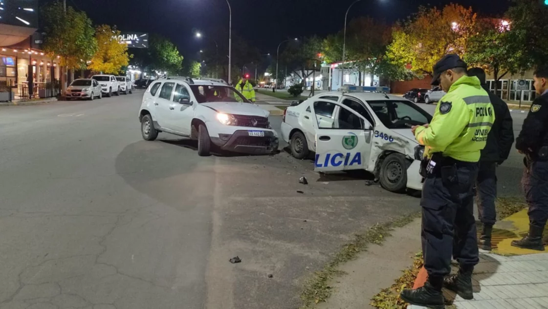 Choque entre camioneta y patrullero Foto: Diario Arena