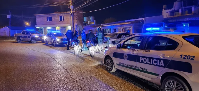 TRES LADRONES FUERON DETENIDOS TRAS SER SORPRENDIDOS ROBANDO CUBIERTAS Y ESTÉREOS EN PUERTO MADRYN