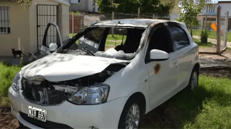 Auto abandonado a una cuadras