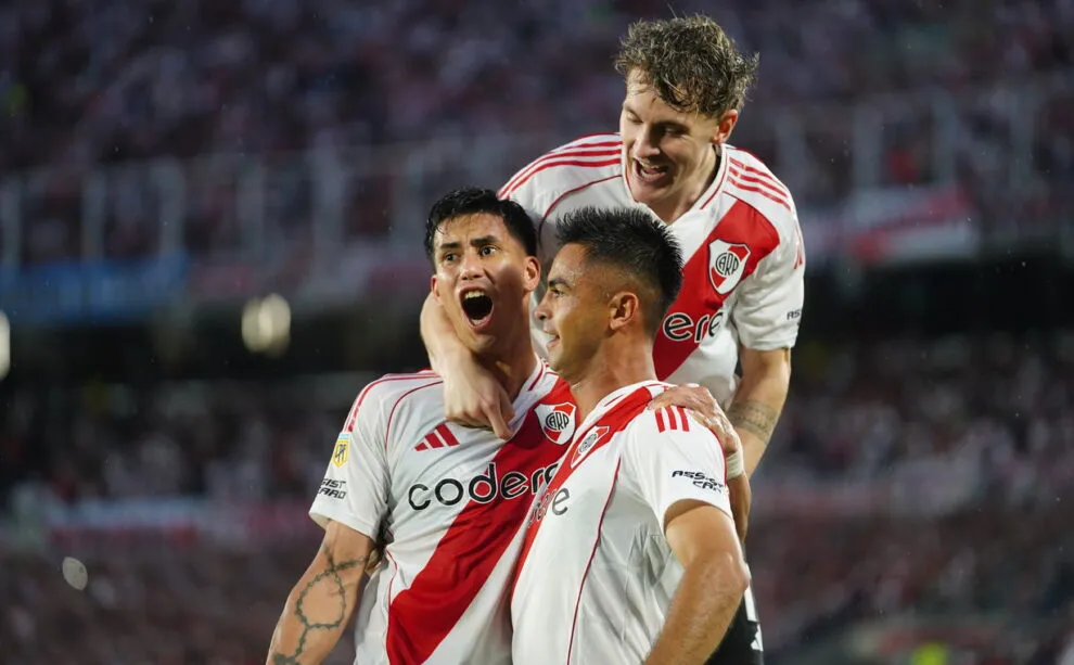 River goleó 3 a 0 Barracas Central y sigue a toda marcha.