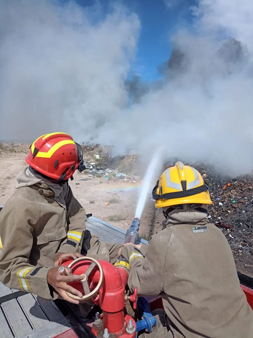 Bomberos de Puerto Madryn combatiendo el incendio