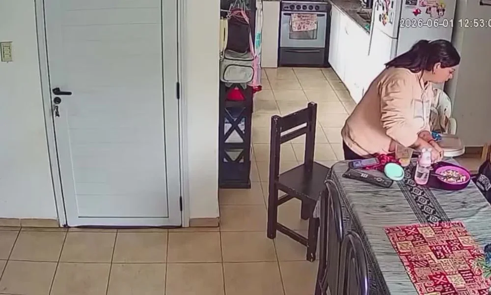 Niñiera golpeando