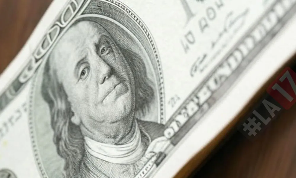 billete de 100 dólares imágen generada por AI Grok con intervención de diseñadora