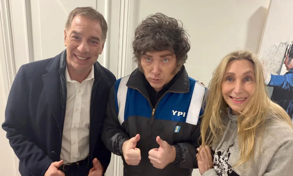Diego Santilli junto a Javier y Karina Milei