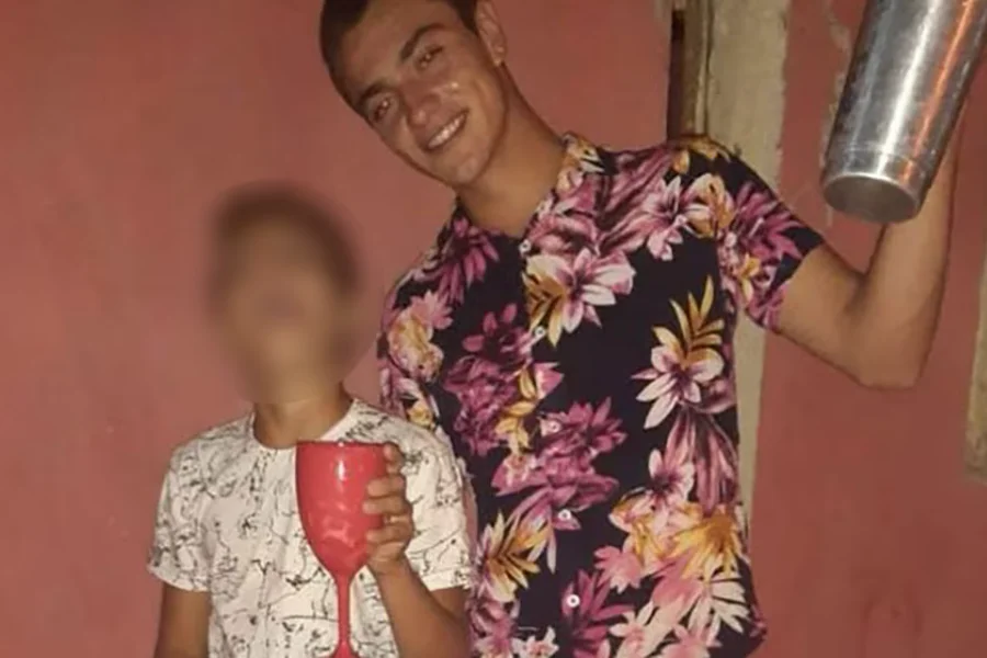 Matías junto a su hermano menor