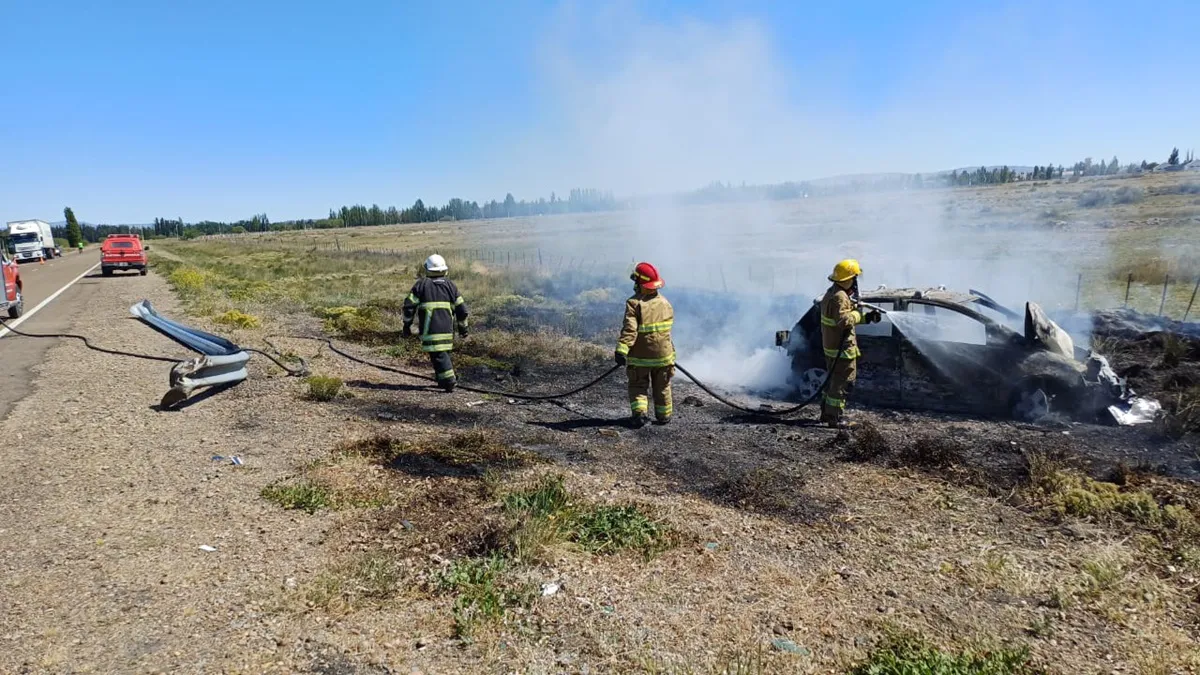 Vehículo totalmente quemado a la vera de la ruta