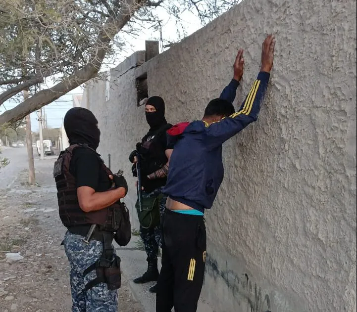 Sujeto detenido en el interior de una vivienda cuando intentaba escapar