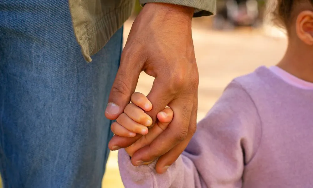 Mano de padre Foto Freepick