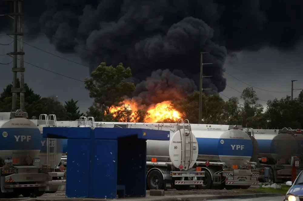 Incendio en la refinería de YPF en Ensenada