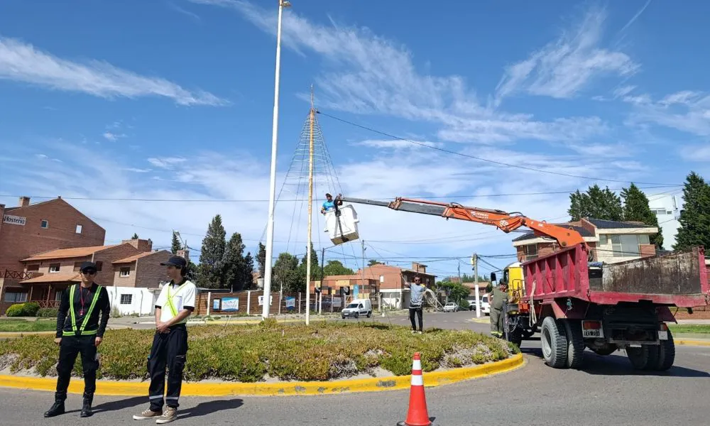 Arman los arbolitos de navidad en Madryn