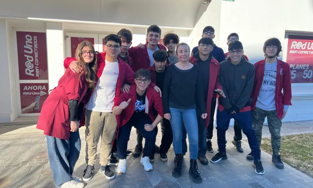 Docente y alumnos de 6to año de la escuela 728 en Red Uno