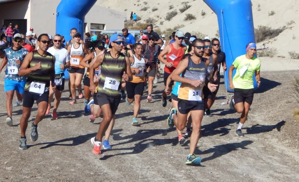 GAIMAN SE PREPARA PARA EL TRAIL EN EL PARQUE PALEONTOLÓGICO