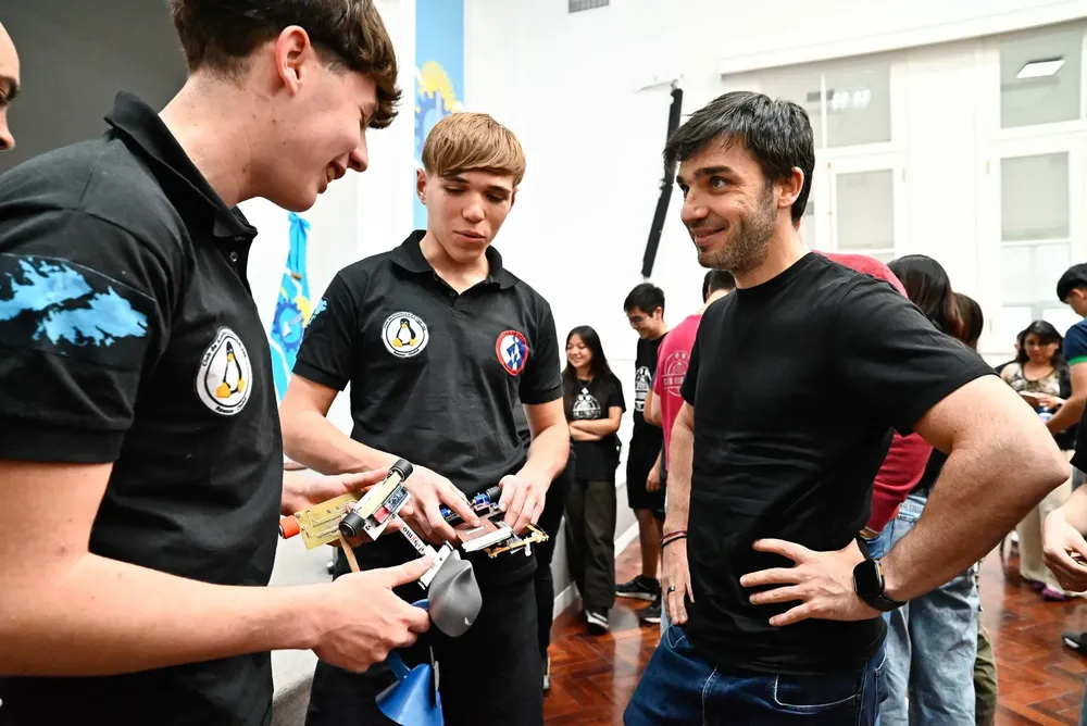 Torres con estudiantes que participaron de la Liga Nacional de Robótica