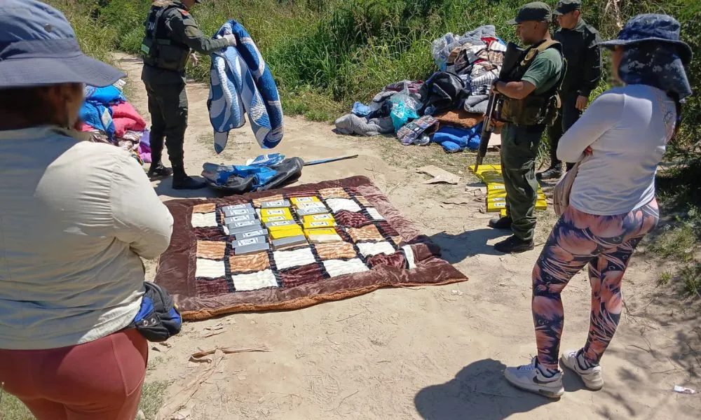 interceptan a dos hombres que transportaban más de 46 kilos de cocaína en una zona rural