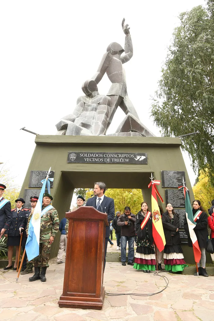 Acto en el Monumento a los caídos en Malvinas de Trelew