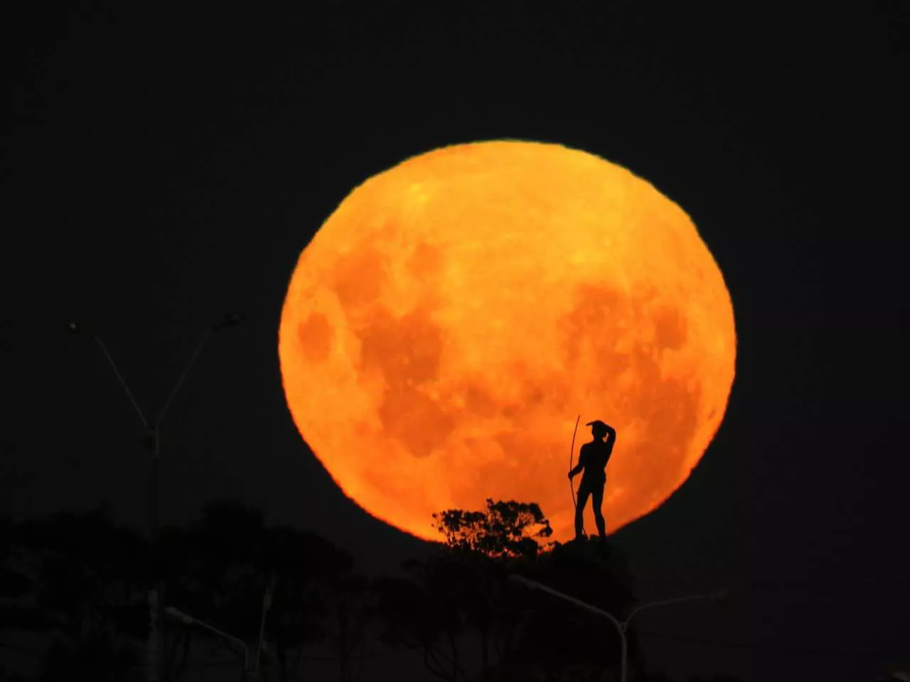 MONUMENTO AL iNDIO tEHUELCHE Y LA LUNA LLENA DE MADRYN POR FOTERO PATAGÓNICO