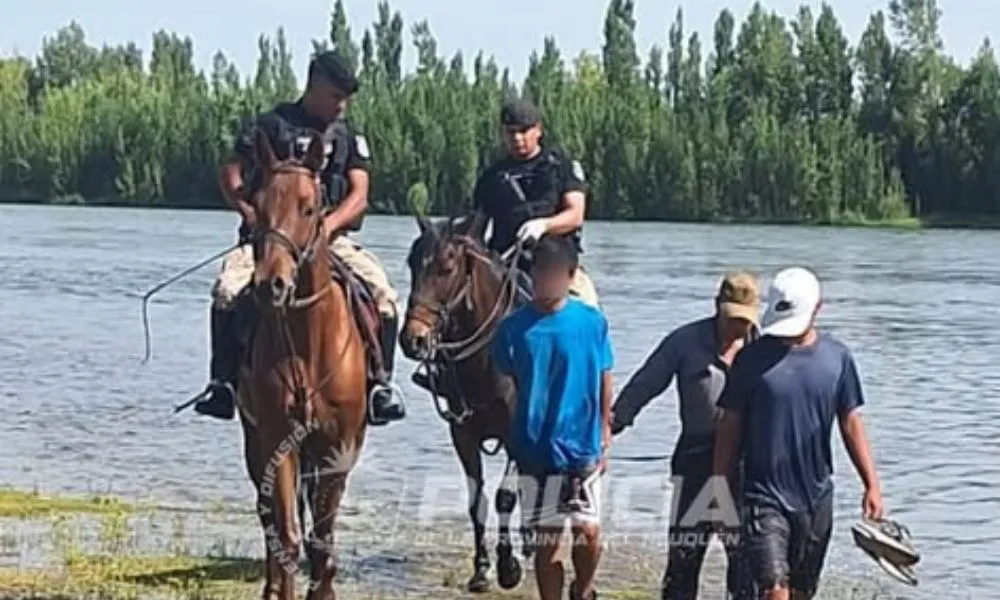 Operativo en el río Limay