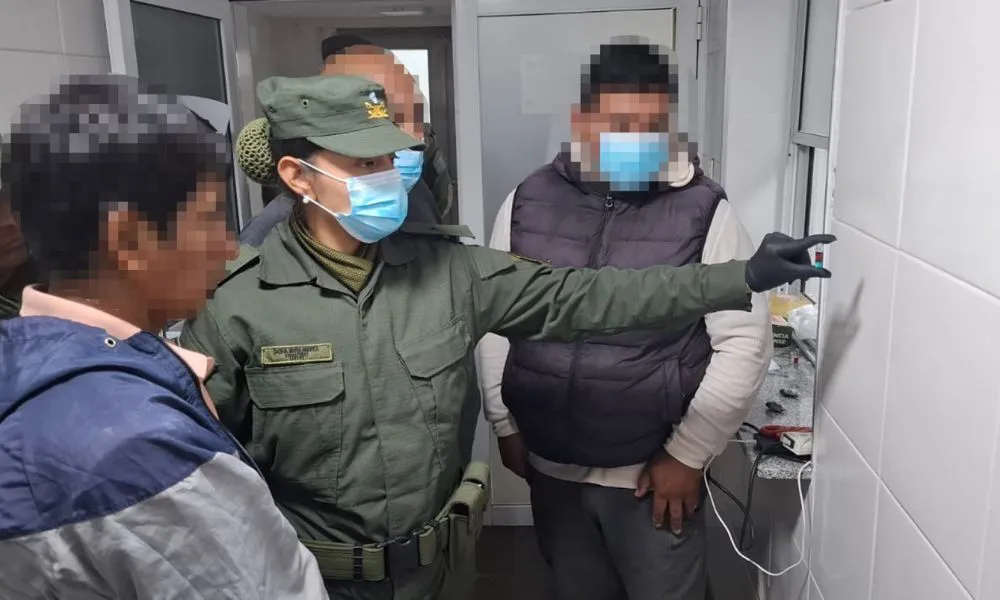 Transportaban más de dos kilos de cocaína en el estómago