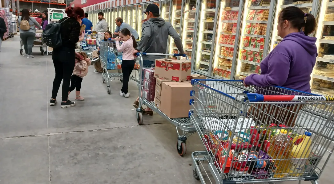 Largas filas en supermercados
