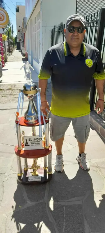 La Liga Senior +40 homenajeó a Raúl Lepe. 2