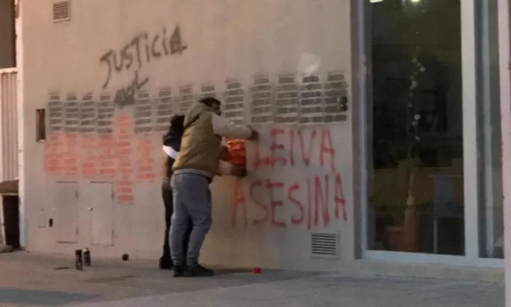 Pintadas en el edificio de Protección de Derechos
