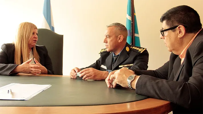 Dra Camila Banfi, subsecretario de Seguridad, Claudio Fernández, junto al subjefe de la Policía del Chubut, Mauricio