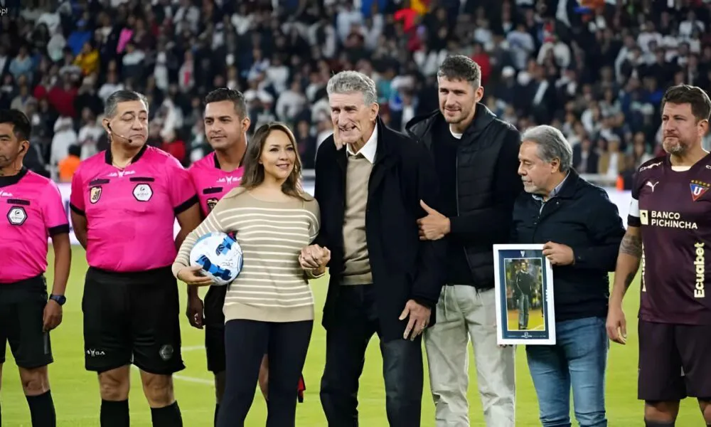 HOMENAJE A EDGARDO BAUZA EN LIGA DE QUITO