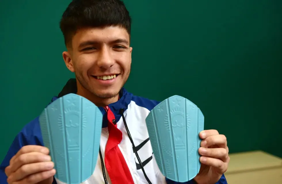 TOMÁS CAUSÓ FUROR CON LAS CANILLERAS QUE HACE CON PLÁSTICO RECICLADO