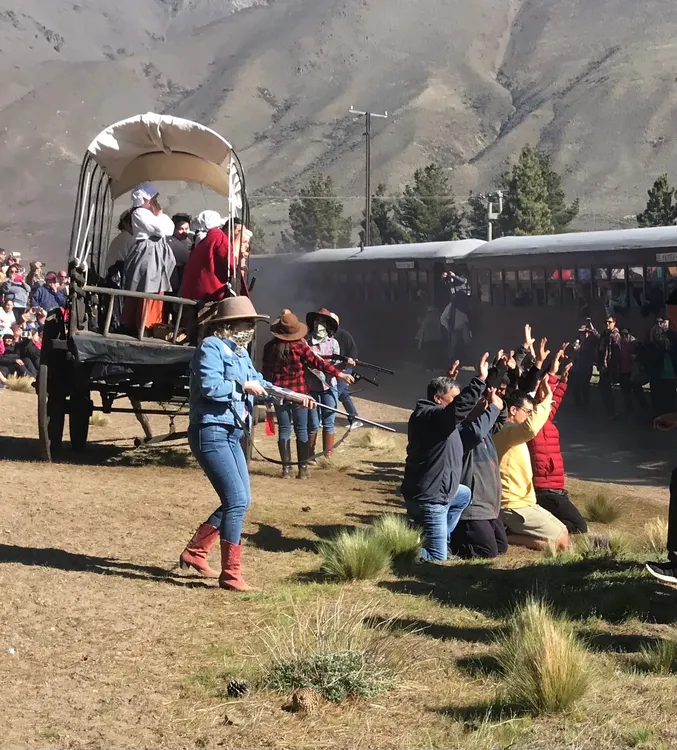 "La Trochita" ofrece un emocionante asalto que cautiva a los pasajeros