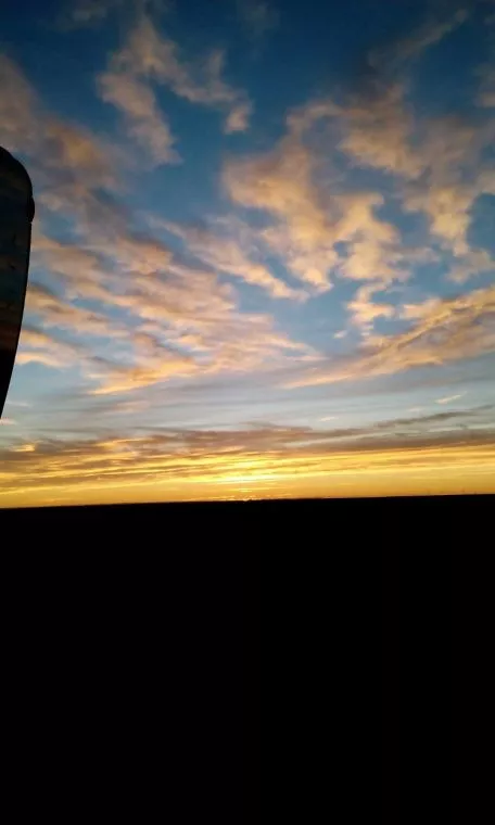 amanecer parque eólico