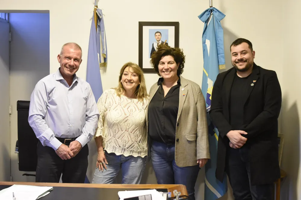 El intendente Dario James con Ana Clara Romero y Emanuel Fernández.
