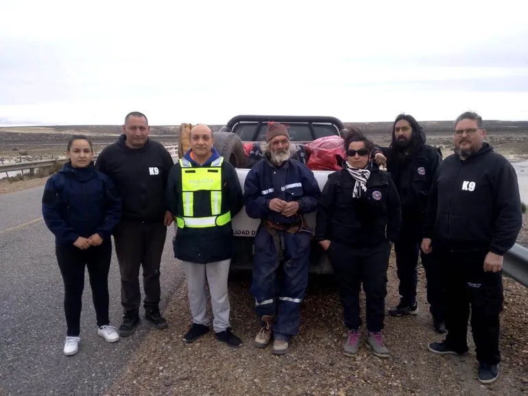 El trabajador rural y el personal que lo rescató.