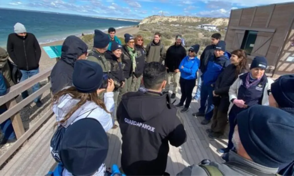 Guardaparques y representantes de UNESCO en playa Las canteras