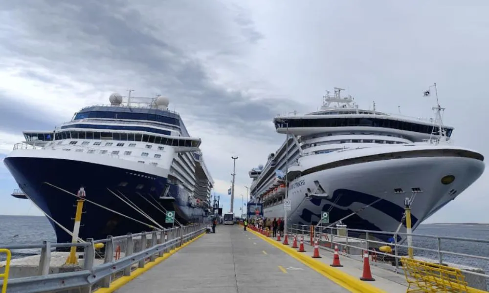 Dos cruceros amarrados en Puerto Madryn