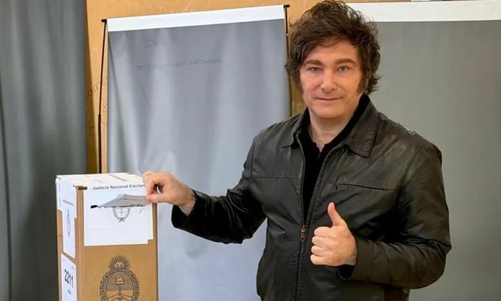 Milei votando