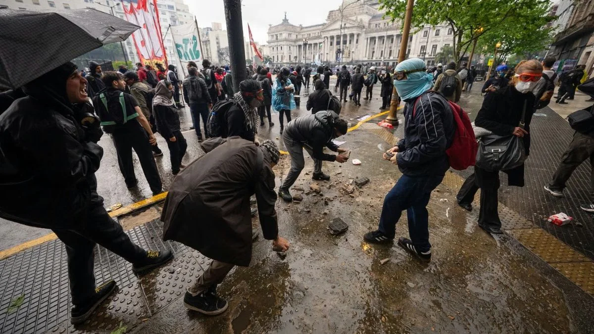 Incidentes durante la Marcha Universitaria. Foto Agustín Ribó de TN/Aire de Santa Fe