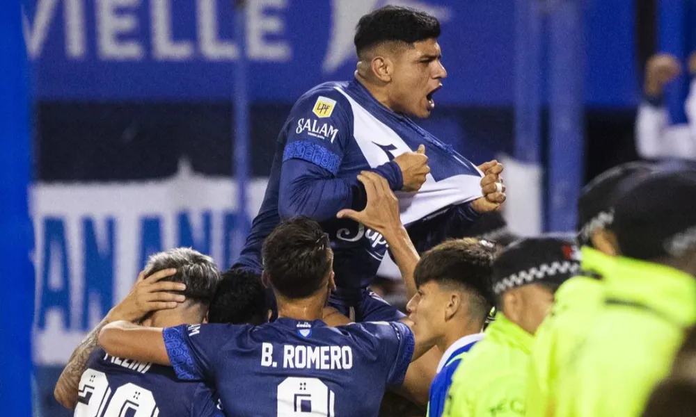 Vélez se enfrenta a Riestra
