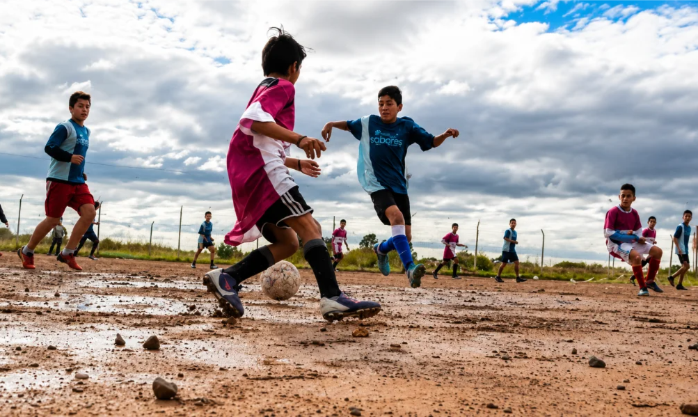 La campaña “Pateando Sueños” busca reunir elementos deportivos para chicos y chicas.