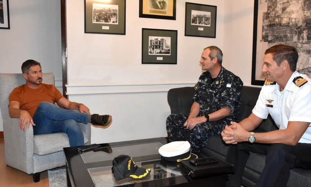 Merino reunido con autoridades de la Armada