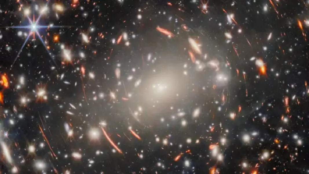 Cúmulo de galaxias tomada por el telescopio espacial James Webb (Foto: ESA/ NASA & CSA, H. Atek, M. Zamani/ AFP)