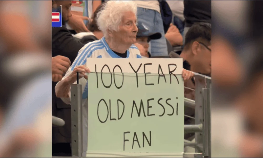 El cartel que sostenía decía Tengo 100 años y soy fan de Messi.