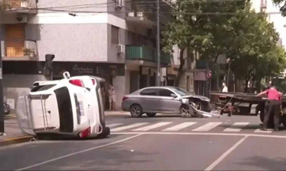 Un conductor a contramano chocó y volcó