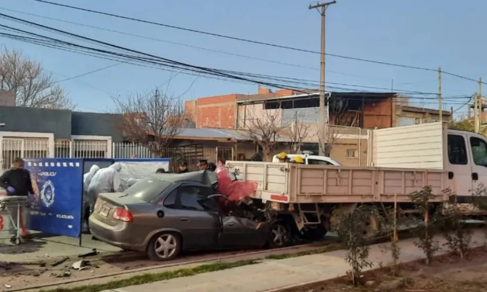 Chocó con un camión estacionado y murió