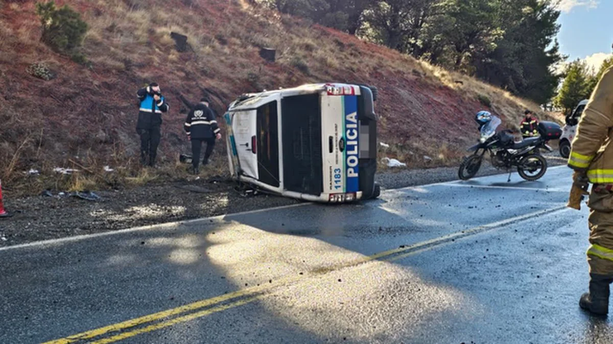 Volcó camioneta policial en Ruta 40