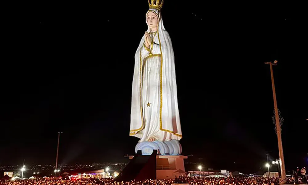 Imagen gigante de Nuestra Señora de Fátima 