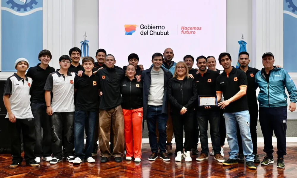 Equipo de Hockey Masculino de Bigornia con el gobernador
