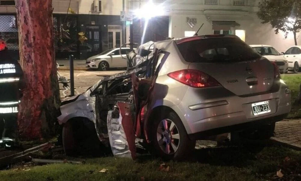 Una mujer estrelló su auto contra una plazoleta y murió. Foto Clarín
