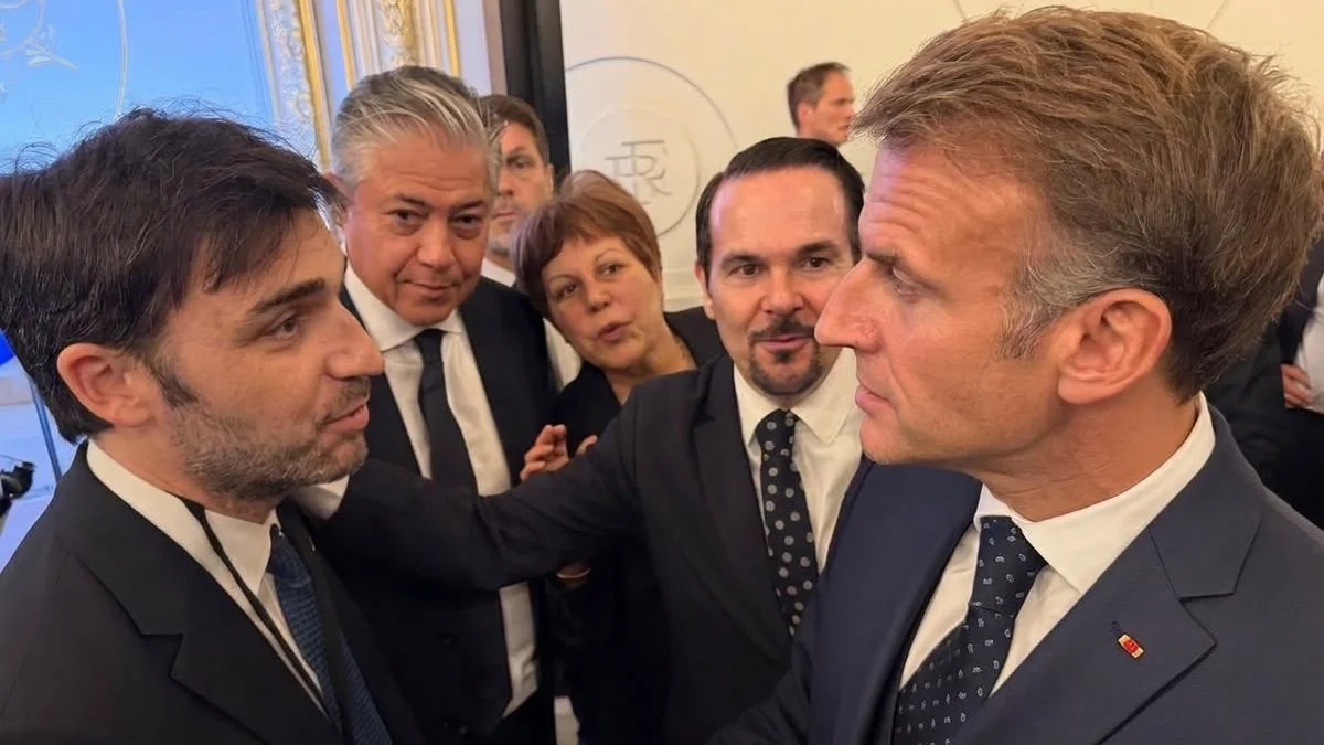 Ignacio Torres saludando a Macron