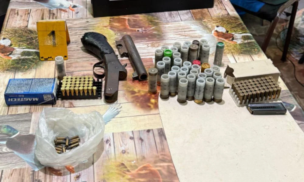 Hallan armas y droga en tres allanamientos
